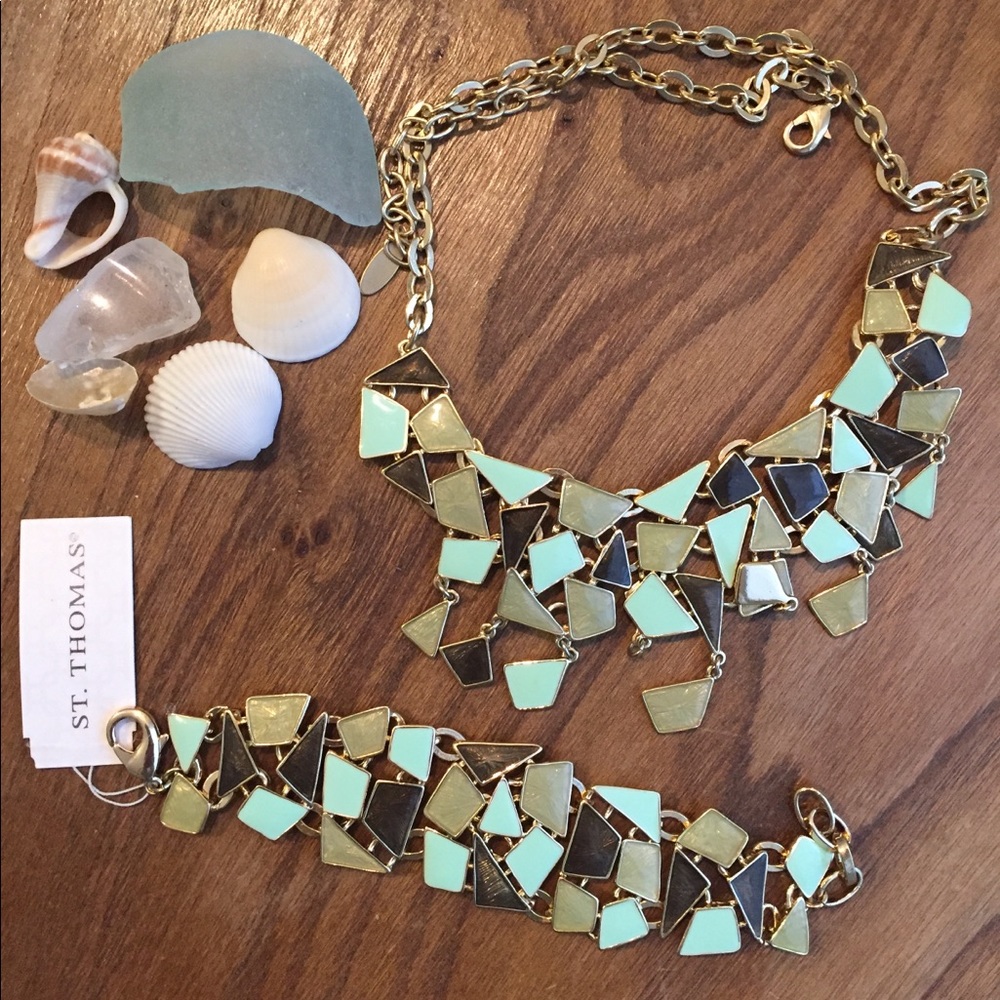 Statement necklace & bracelet set!